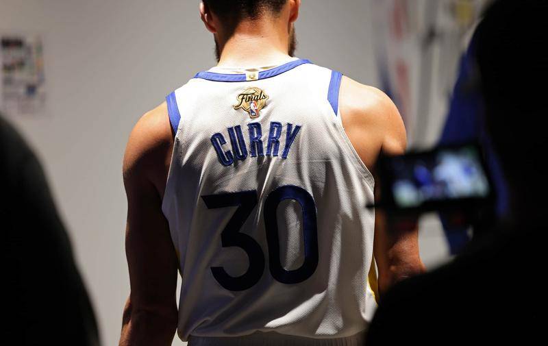 也折射出在 也折射出在